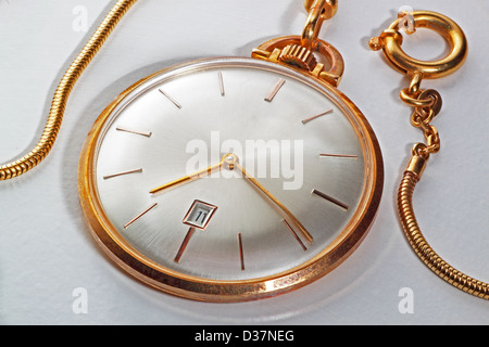 Une ancienne montre de poche en or avec l'affichage en mère de pearl, esprit vintage Banque D'Images