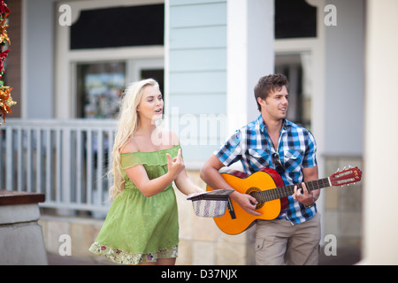 Couple playing music on street Banque D'Images