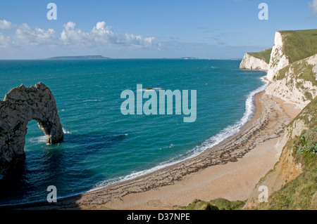 La plage de galets à Durdle Door sur la côte du Dorset, avec des falaises de craie d'Swyre la tête et tête de chauves-souris à l'ouest Banque D'Images