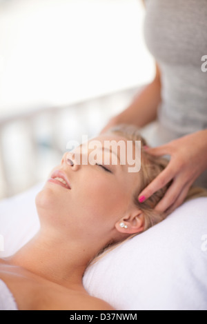 Woman having massage du cuir chevelu à l'extérieur Banque D'Images