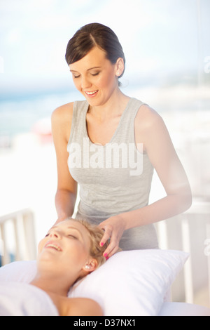 Woman giving massage du cuir chevelu à l'extérieur Banque D'Images