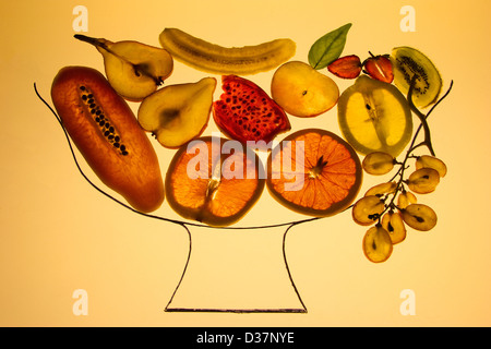 Tranches de fruits dans un bol imaginaire pris dans le studio avec lumière brillant à travers - cuisine photo pour attirer l'un aux fruits Banque D'Images