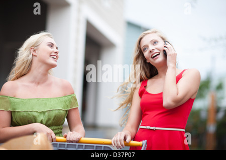 Woman on cell phone et shopping Banque D'Images