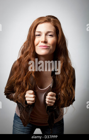 Smiling woman wearing jacket Banque D'Images