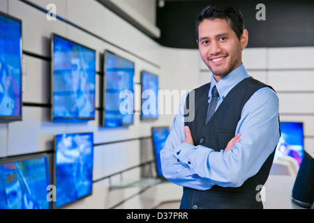 Vendeur smiling in store Banque D'Images