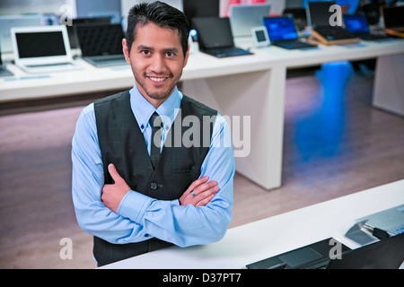 Vendeur smiling in store Banque D'Images