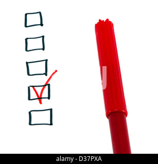 Feutre rouge stylo-feutre noir et une case cochée avec tick Banque D'Images