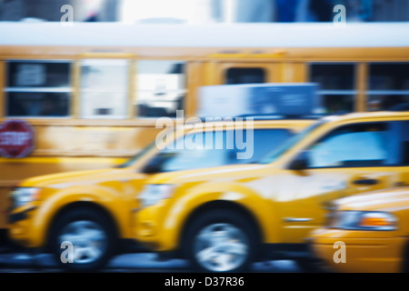 USA, New York State, New York, les taxis et bus jaune Banque D'Images