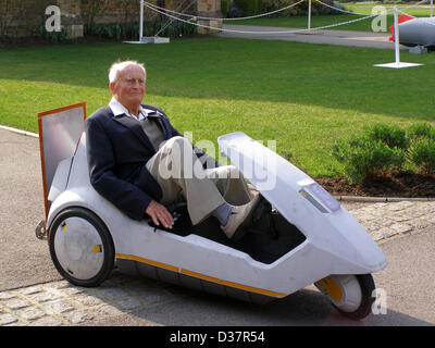 Photo fichier reg ; Turnill (1915-2013), correspondant de l'aérospatiale depuis plus de 65 ans, les pilotes d'un avion fusée Sinclair C5, Tricycle électrique au British Rocketry Oral History Project Conference en 2007, Charterhouse School, Surrey, Angleterre. UK. M. Turnill est décédé paisiblement dans les premières heures de ce matin, 12 février 2013, à l'hospice des pèlerins à Ashford, où il avait été pour le dernier mois. Banque D'Images