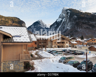 Alpine chalets à Samoëns ski avec de la neige en hiver dans la vallée du Giffre vallée Le Criou, montagne Rhone-Alpes, France Banque D'Images