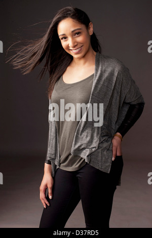 Smiling woman standing indoors Banque D'Images