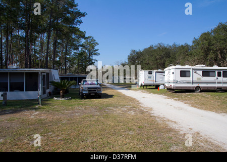 Le camp de pêche de Highland Park propose des RV camping et grande pêche dans un cadre rustique, 'vieux' de la Floride, près de Deland, FL Banque D'Images