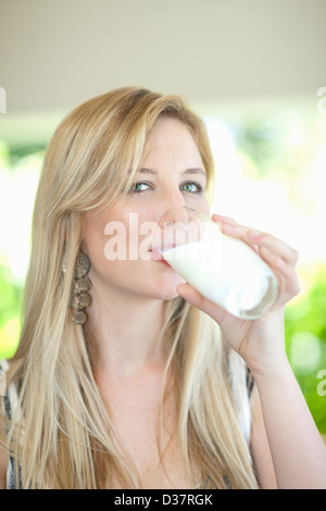 Femme à boire le verre de lait à l'extérieur Banque D'Images