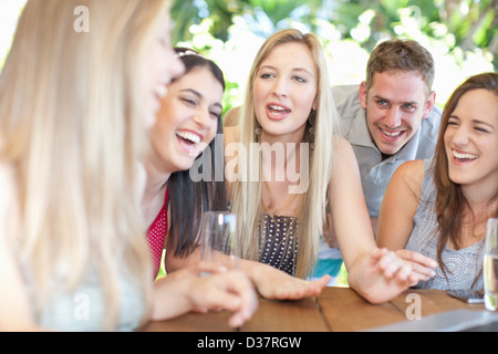 Groupe d'amis parler à table Banque D'Images