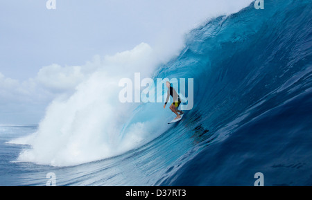 L'homme dans la boucle de vague de surf Banque D'Images