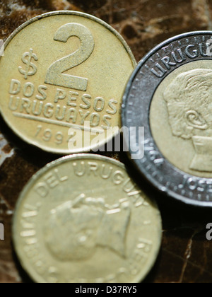 Close up of coins uruguayen Banque D'Images