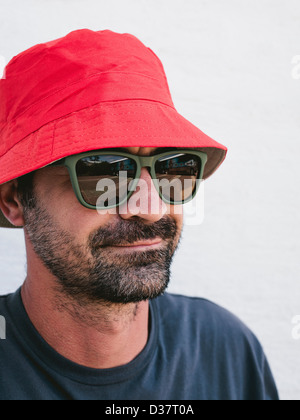 Homme portant un chapeau et des lunettes Banque D'Images