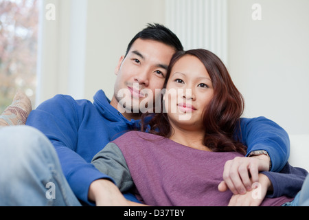 Couple relaxing together on sofa Banque D'Images