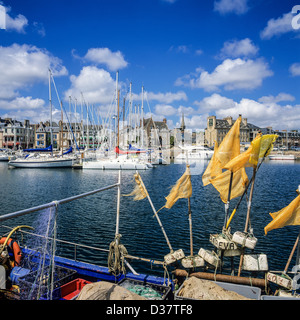 Bateau de pêche amarré au port de Paimpol Bretagne France Banque D'Images