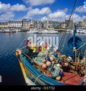 Bateau de pêche amarré au port de Paimpol Bretagne France Banque D'Images