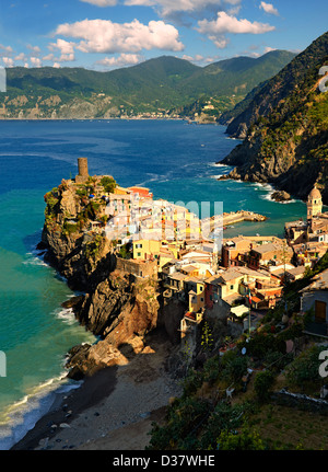 Photo de maisons de pêcheurs colorées du port de Vernazza au lever du soleil, Parc National des Cinque Terre, Côte ligure, Italie. Banque D'Images