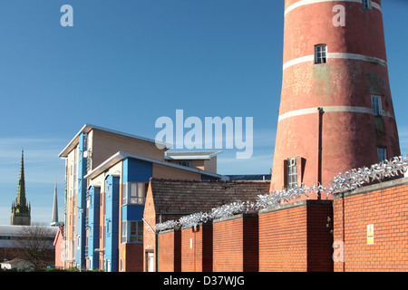 De nouveaux immeubles d'appartements et un ancien moulin à vent à Preston, Lancashire, Royaume-Uni. Banque D'Images