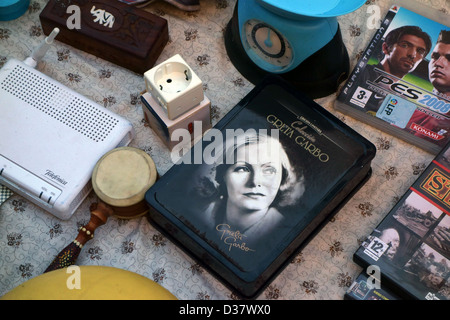 Vidéo de Greta Garbo films sur la vente au marché aux puces, Tenerife, Canaries, Espagne Banque D'Images