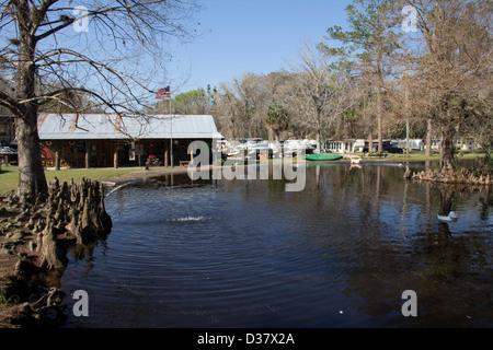 Le camp de pêche de Highland Park propose les VR -- et la grande pêche -- dans un cadre rustique, 'vieux' de la Floride, près de Deland, en Floride Banque D'Images