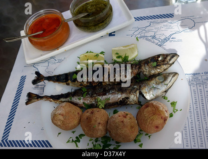 Déjeuner typique des Papas arrugadas avec les sardines et les sauces mojo à Tenerife, Îles Canaries, Espagne Banque D'Images