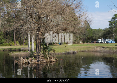 Le camp de pêche de Highland Park propose les VR -- et la grande pêche -- dans un cadre rustique, 'vieux' de la Floride, près de Deland, en Floride Banque D'Images