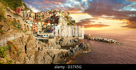 Photo du port de pêche de Manarola au coucher du soleil , Parc National des Cinque Terre, ligurie, italie Banque D'Images