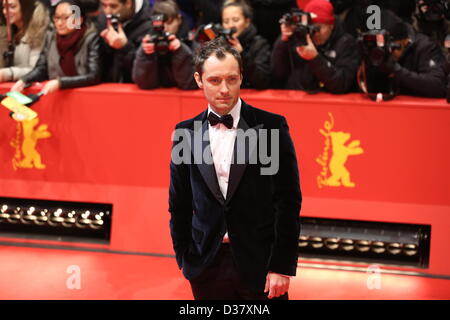 L'acteur britannique Jude Law arrive pour la première du film "Effets' pendant le 63e Festival du Film de Berlin, à Berlin, Allemagne, 12 février 2013. Le film est présenté en compétition à la Berlinale. Photo : Kay Nietfeld/dpa/Alamy live news. Banque D'Images