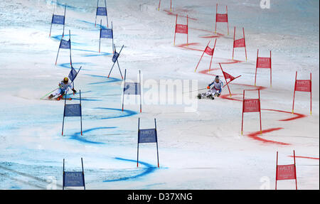 Marcel Hirscher (L) de l'Autriche et l'Allemagne de Fritz Dopfer en action à l'équipe des Nations Unies à l'événement aux Championnats du Monde de Ski Alpin à Schladming, Autriche, 12 février 2013. Photo : Karl-Josef Opim/dpa  + + +(c) afp - Bildfunk + + + Banque D'Images