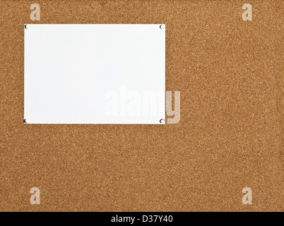 Une feuille de papier blanc sur le panneau de liège Banque D'Images