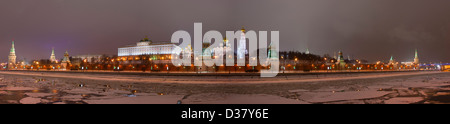 Vue panoramique sur le Kremlin et la rivière de Moscou en hiver Banque D'Images