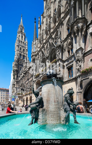 Fontaine du poisson et Neues Rathaus à Marienplatz, Munich, Bavière, Allemagne Banque D'Images