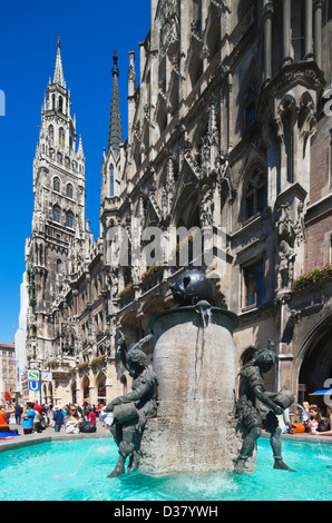 Fontaine du poisson et Neues Rathaus à Marienplatz, Munich, Bavière, Allemagne Banque D'Images