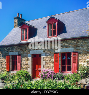 Maison traditionnelle avec des volets rouges 'Bréhat l'île de Bretagne France' Banque D'Images