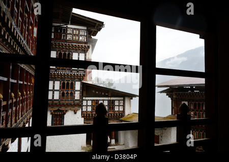 Trongsa Dzong, forteresse dans les nuages Chhoekhor Raptentse,nommé Dzong/Choetse,1644,perché au-dessus de Mangde Chuu,vue magnifique,36MPX Banque D'Images