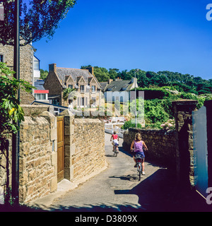 2 femmes autour de l'île de Bréhat 'lane' Bretagne France Banque D'Images