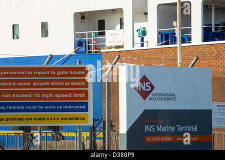 Un navire de transport nucléaire à Barrow in Furness, Cumbria, Royaume-Uni. Banque D'Images