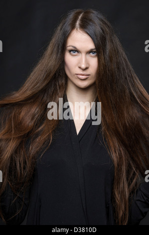 La belle femme de longue jambes QUE J'ai jamais vu ce qui pose au studio.Elle a les cheveux longs et minces jambes. Banque D'Images