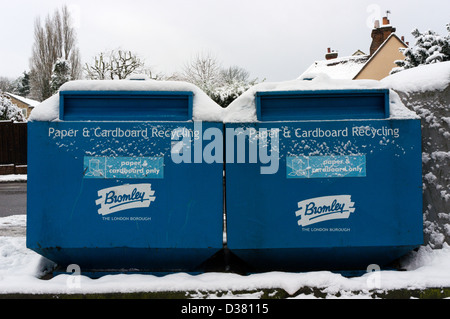 Recyclage du papier et du carton de sauts dans la neige. Banque D'Images