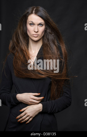 La belle femme de longue jambes QUE J'ai jamais vu ce qui pose au studio.Elle a les cheveux longs et minces jambes. Banque D'Images