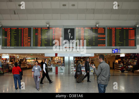 Istanbul, Turquie, pour les portes de la départs à l'aéroport International Ataturk Banque D'Images