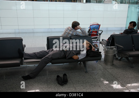 Istanbul, Turquie, l'homme de dormir sur l'aéroport International Ataturk Banque D'Images