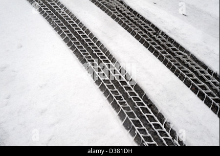 Pneu hiver (voies) marques dans la neige blanche Banque D'Images