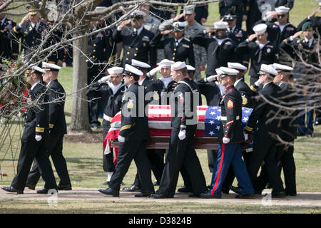 Garde d'honneur de l'armée américaine porte cercueil pendant les funérailles d'un collègue SEAL Chris Kyle au cimetière de l'État du Texas à Austin Banque D'Images