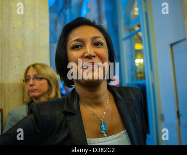 Paris, France. Les politiciens français, les députés, rencontrent la presse, après avoir voté pour l'égalité, GA-y Ma-rage, dans le bâtiment de l'Assemblée nationale , gouvernement français Banque D'Images