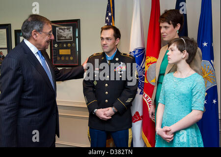 Pentagone, Arlington, Virginia. 12 février 2013. Le secrétaire américain à la Défense Leon Panetta, le sergent de l'Armée accueille Clinton Romesha et sa famille au Pentagone, le 12 février 2013 à Arlington, VA. Romesha a été présenté la médaille d'honneur hier à la Maison Blanche pour héroïsme au combat en Afghanistan.Credit : DOD Photo / Alamy Live News Banque D'Images